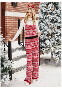 Vue détaillée d'une combinaison de Noël tricotée rouge et blanc à motifs flocons