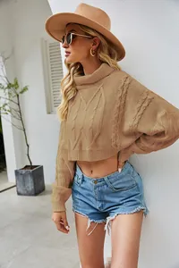 Detailansicht des khakifarbenen Zopfmusters auf einem bauchfreien Damen-Rollkragenpullover
