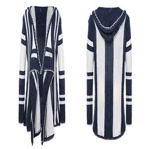 Gilet en maille rayé bleu marine et blanc avec capuche et ourlet irrégulier pour femmes tendance.