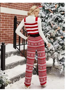 Vue arrière de la salopette en tricot de Noël avec des motifs de flocons et de rayures