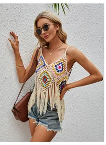 Vue détaillée du débardeur bohème au crochet fait main avec motifs diamants et franges