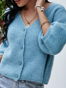 Elegant light blue V-neck short knitted cardigan with stylish three-quarter sleeves