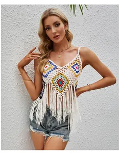 Détail d'un caraco crocheté à la main avec des franges et des motifs de style bohème.