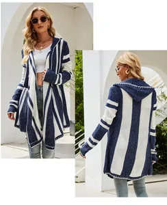 Vue avant et arrière d'un cardigan en maille à rayures bleues et blanches à capuche