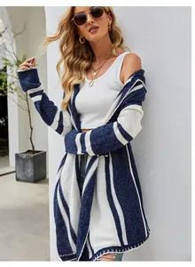Gilet en maille rayé bleu et blanc avec capuche, porté avec un débardeur blanc et un jean