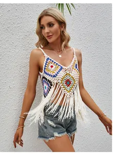 Débardeur au crochet fait main avec motifs colorés et longues franges blanches fluides.