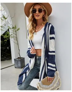 Gilet en maille rayé bleu et blanc avec capuche, porté avec un débardeur blanc et un jean.