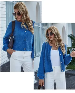 Vista dettagliata del cardigan in maglia blu soffice con bottoni a perla