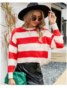 Stylischer rot-weiß gestreifter Strickpullover für Damen mit herbstlichen Accessoires