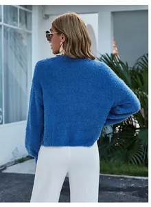 Vista posteriore di un comodo cardigan in maglia blu sfocato su una modella