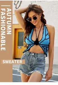 Detalle de un top halter de ganchillo con forma de mariposa azul y espalda descubierta.