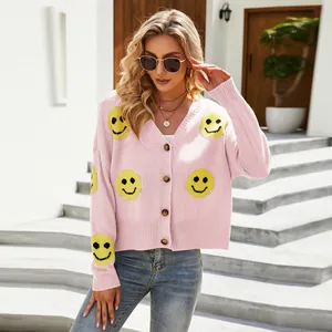 Gilet chic en maille rose pour femme avec motifs de smiley jaunes et manches amples