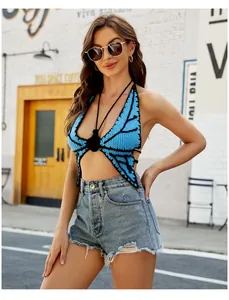 Sexy top halter de crochet azul con forma de mariposa y espalda al aire en un modelo