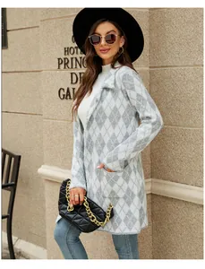 Cardigan long en tricot à losanges gris avec col tailleur et poches latérales élégantes