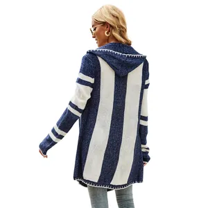 Vue arrière du gilet en maille rayée bleu et blanc à capuche pour femme veste