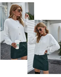Cardigan in maglia bianca soffice con bottoni di perle indossato da modella di strada