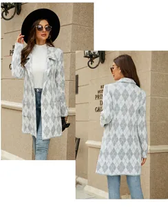 Vue détaillée avant et arrière d'un cardigan en maille à carreaux gris et blanc.