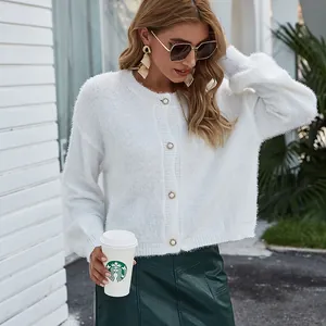 Cardigan in maglia soffice bianca a maniche lunghe per donna con bottoni dorati