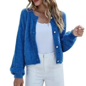 Cardigan in maglia pelosa blu brillante con eleganti bottoni di perle sulla modella