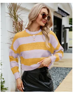 Detailansicht eines gemütlichen gelb-violett gestreiften Mohair-Strickpullovers an einem Model