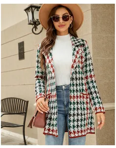 Femme portant un cardigan long en maille à motif pied-de-poule multicolore élégant