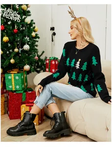 Gedetailleerd beeld van een zwarte kersttrui met groene en zilveren kerstboompatronen