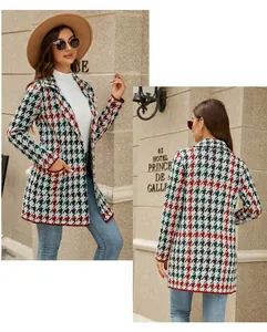 Vue détaillée d'un cardigan long en tricot à motif pied-de-poule avec col à revers.