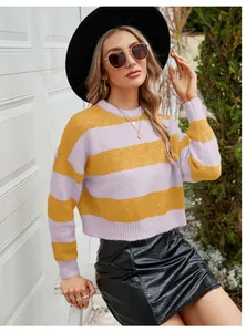 Nahaufnahme eines stylischen gelb-lavendel gestreiften Mohair-Strickpullovers.