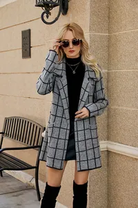 Vue détaillée d'un cardigan long en tricot à carreaux gris et noir avec col à revers.
