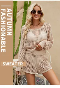 Gros plan d'un ensemble pull et short en maille crochetée ajourée pour un look d'été