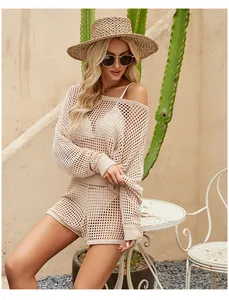 Ensemble deux pièces en tricot ajouré beige avec haut à manches longues et short d'été