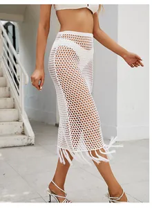 Detalle de falda midi de ganchillo calada blanca con flecos para cubrir el bikini.