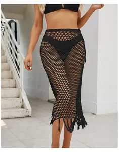 Elegante falda midi de ganchillo negro con detalles de flecos y diseño calado transparente