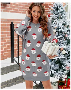 Detalle de un vestido jersey de Navidad gris con bonitos motivos de Papá Noel.