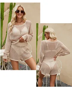Vue détaillée de l'avant et de l'arrière de l'ensemble deux pièces en crochet beige.