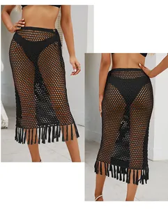 Detalle de falda midi de malla negra con dobladillo de flecos bohemios y cintura