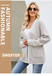 Detailansicht des hellgrauen Waffelstrick-Cardigans für Damen für modische Herbstoutfits