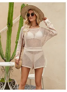 Vue détaillée d'un ensemble deux pièces en tricot crochet beige élégant pour l'été