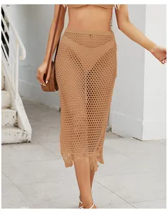 Detalle de falda larga de ganchillo beige con flecos sexys para el verano