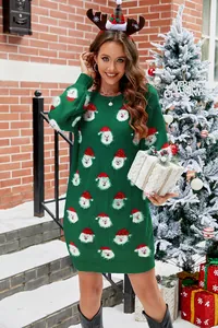 Vestido de punto de Navidad verde con motivos de Papá Noel de felpa en escena de nieve