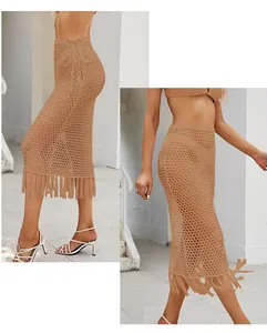 Vista detallada de una falda midi de ganchillo sexy con flecos y cordones laterales