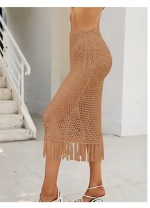 Primer plano de falda midi de ganchillo beige con flecos y calados