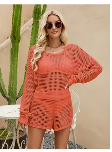Ensemble chic en tricot ajouré corail avec haut à manches longues et short d'été assorti.