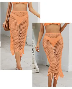 Vista detallada de falda midi de ganchillo naranja con flecos de borla para ropa de playa