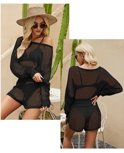 Vue avant et arrière de l'ensemble deux pièces en maille crochet noire avec haut et short