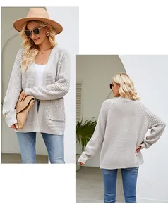 Vorder- und Rückansicht eines grauen Waffelstrick-Cardigans für den herbstlichen Look.