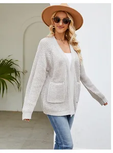 Detailansicht graue Strickjacke im Waffelmuster mit großen Taschen