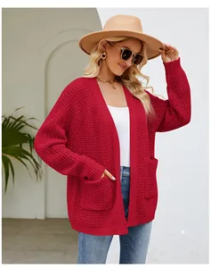 Detailaufnahme eines roten Oversize-Strickcardigans für Damen, ideal für die Herbstmode.