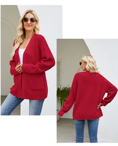 Vorder- und Rückansicht einer schicken roten, übergroßen Strickjacke mit Waffelstrickmuster.