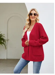 Nahaufnahme einer roten Strickjacke für Damen mit Waffelmuster und lockerem Oversize-Schnitt